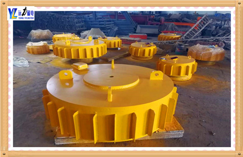 　　定做懸掛式除鐵器電磁除鐵器自卸式除鐵器輸送帶強磁鐵皮,遠力磁電生產(chǎn)的輸送帶電磁除鐵器根據其使用場(chǎng)合、環(huán)境、除鐵要求等均有所不同可分為好多種除鐵方式。 　　除鐵器勵磁方式有電磁、永磁二大類(lèi)。其棄鐵方式也形式多樣。有些設計院、用戶(hù)等由于對輸送帶電磁除鐵器性能及使用場(chǎng)合了解不夠，選型時(shí)容易出現不合理的問(wèn)題，生產(chǎn)廠(chǎng)家往往偏重磁性能，也忽略棄鐵方式，因而會(huì )影響使用效果。只有充沛了解除鐵要求、使用場(chǎng)所及環(huán)境條件才干選擇最佳匹配，充分發(fā)揮除鐵器性能，達到理想的除鐵效果